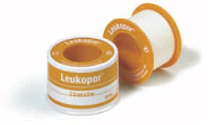 CEROTTO ADESIVO IPOALLERGENICO LEUKOPOR. SUPPORTO: TESSUTO NON TESSUTO BIANCO DI POLIESTERE E VISCOSA ADESIVO POLIACRILICO SENZA RESINE E GOMME NATURALI. 5X5CM MUTABILE - farmanauta.it